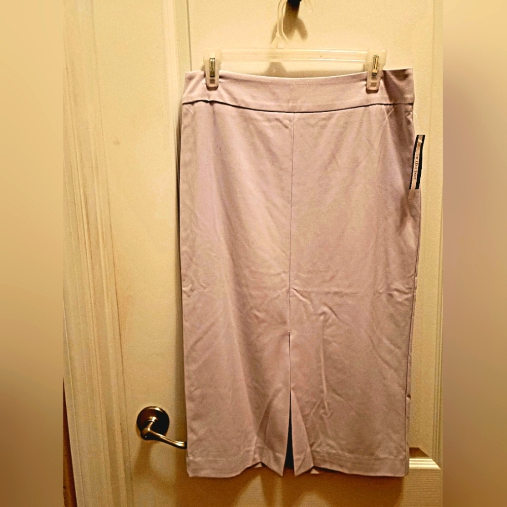 Woman's poly blend pencil skirt. NWT